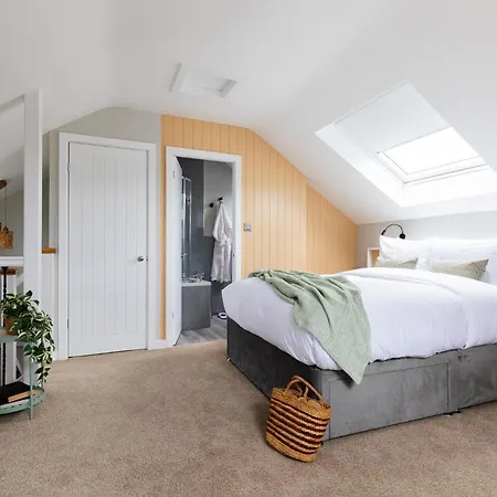 Ivy Mews - Converted Barn In Popular Village *