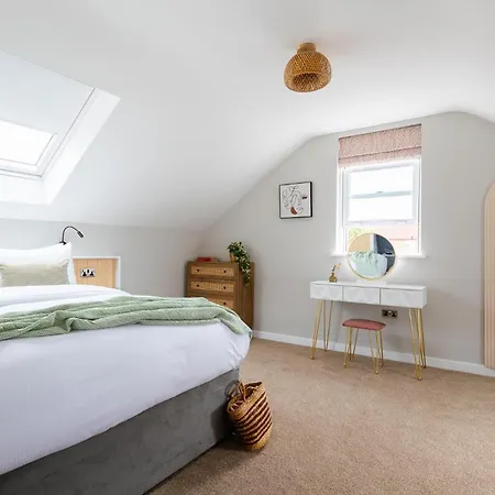 Ivy Mews - Converted Barn In Popular Village
