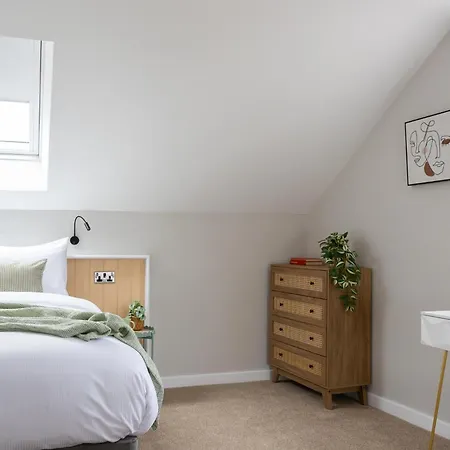 Ivy Mews - Converted Barn In Popular Village Holiday home *
