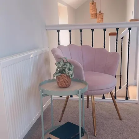 Ivy Mews - Converted Barn In Popular Village Holiday home