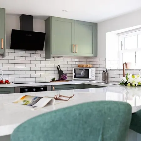 Ivy Mews - Converted Barn In Popular Village