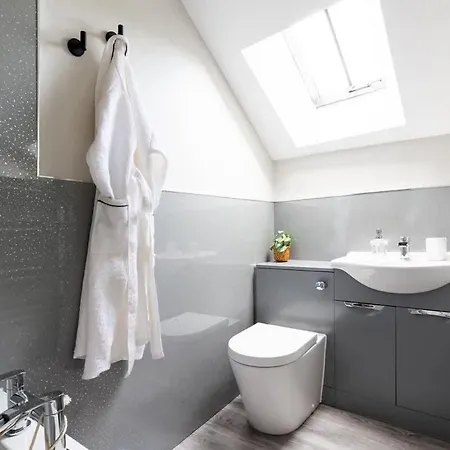 Ivy Mews - Converted Barn In Popular Village Scarborough